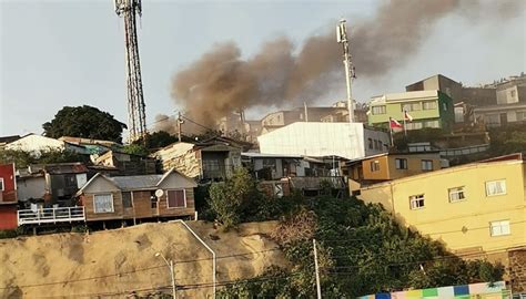 Incendio Estructural Destruye Una Vivienda En El Cerro Merced De Valparaíso Corte De Luz Afecta