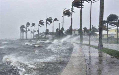 Cientos De Personas Refugiadas Y Carreteras Bloqueadas En Puerto Rico