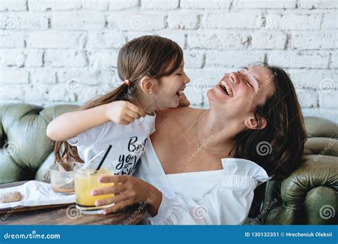 La Maman Et Sa Petite Fille Ont Lamusement Sur Le Divan Image Stock