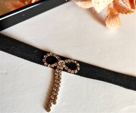 Colar Choker Preto Veludo Preto Laço de Strass Elegante Foll