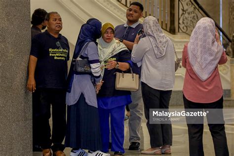 Ibu Dan Bapa Zulfarhan Sujud Syukur Dengar Keputusan Mahkamah