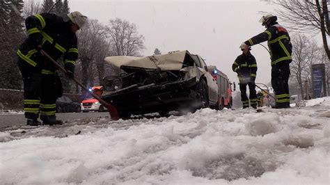 Nonstopnews Rettungswagen F Hrt Auf Dem Weg Zu Einsatz Mit