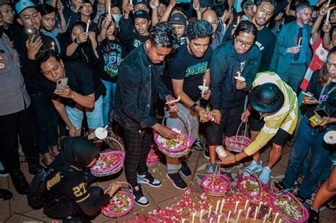 Ribuan Bonek Dan Polisi Doa Bersama Untuk Korban Tragedi Kanjuruhan