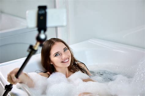 Premium Photo Woman Takes Pictures Of Herself In Bathtub Using