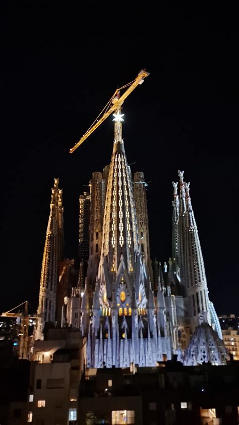 La estrella de María ya ilumina como luz y guía de Barcelona la