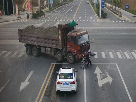 84岁老人骑自行车闯红灯 致大货车连撞两车伤一人 搜狐汽车 搜狐网