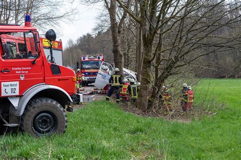 Schwerer Unfall Auf Der B54 Bei Kierspe Zwei Insassen In Transporter