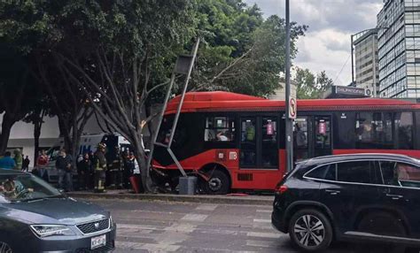 Metrobús de Línea 1 choca contra un árbol en avenida Insurgentes hay