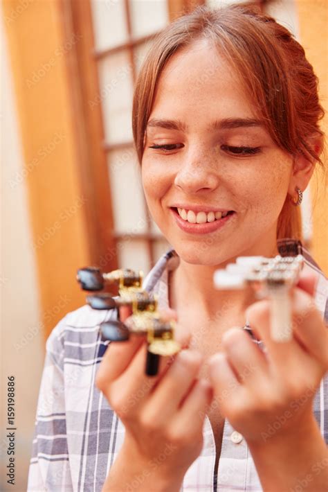 Gitarrenbauer Lehrling Mit Ersatzteilen Stock Photo Adobe Stock