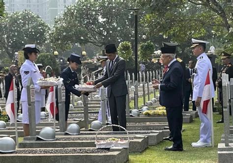 Presiden Jokowi Pimpin Upacara Ziarah Hari Pahlawan