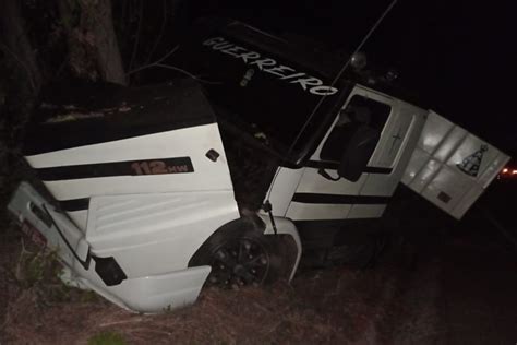 Carreta Carregada Pisos Colide Em Barranco E Interdita Br Em