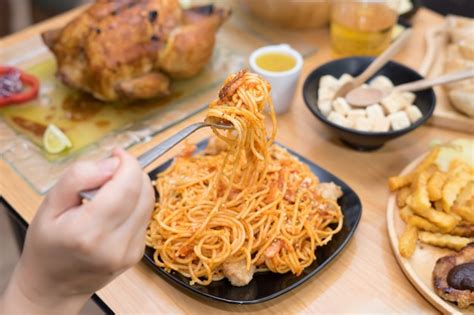 Free Photo Spaghetti Served On A Black Plate