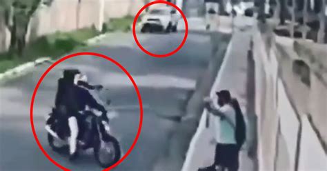 Video Atropellan a dos hombres cuando estaban asaltando a un transeúnte