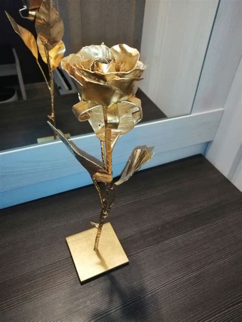 Kup złote róże z metalu na prezent