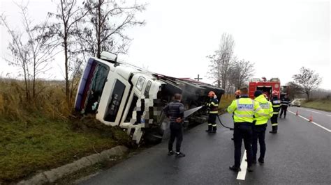 Accident rutier în comuna Butea Un camion care transporta balast s a