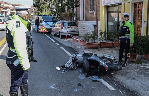 Auto Contro Scooter In Via Costa