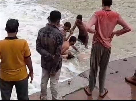 Tikamgarh Shiv Dham Kundeshwar Rescue Operation Youths Drowned In