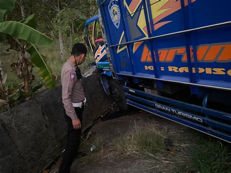 Pikap Oleng Diseruduk Truk Di Jls Tulungagung Dua Orang Meninggal Dunia