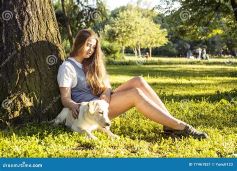 Jeune Femme Blonde Attirante Jouant Avec Son Chien En Parc Vert à L été Concept De Personnes De