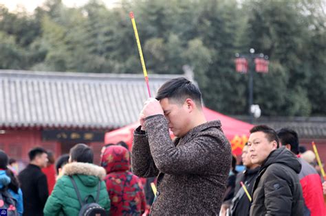 “全球最大庙会”每天平均40万人烧香，凌晨1点就有人来排队 庙会 太昊陵 排队 新浪新闻