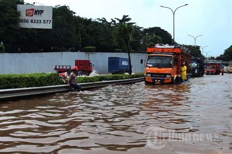 Tol JORR TB Simatupang Banjir Foto 1 1875460 Tribunnews