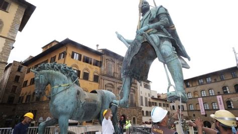 Firenze Cosimo I giù dal cavallo in piazza della Signoria al via il