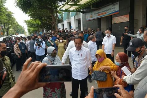 Pantau Ketersediaan Sembako Jelang Puasa Jokowi Blusukan Di Pasar