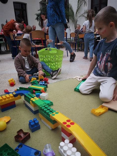 DEKORACJE NA ŚWIĘTA NARODOWE RODZINNY PORANEK W KLASZTORZE Centrum