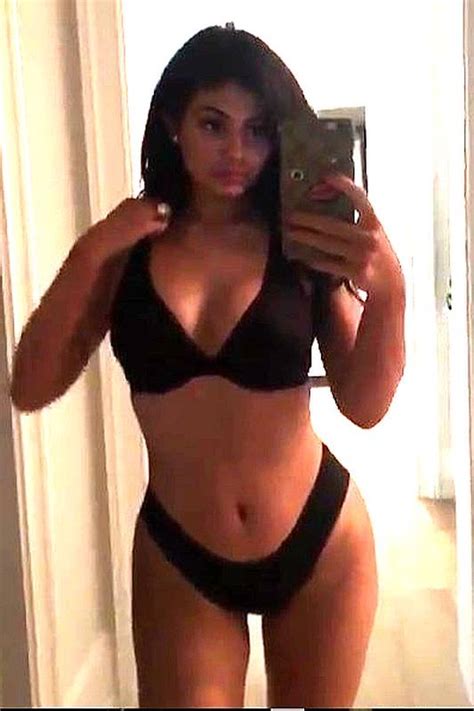 Kylie Jenner posta vídeo usando lingerie e ganha mais de milhões de