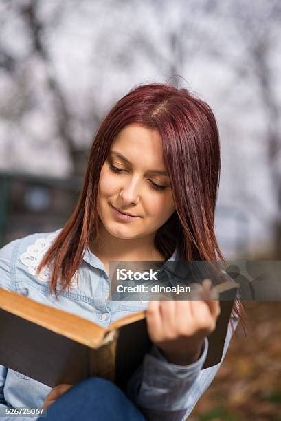 빨간 머리 소녀 계단 및 책을 읽는 가을에 대한 스톡 사진 및 기타 이미지 가을 계절 공원 Istock