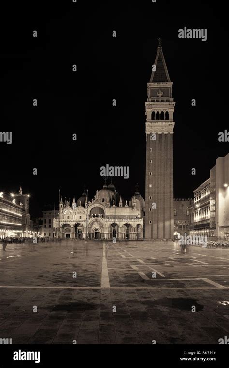 La torre de la campana y los edificios históricos en la noche en la