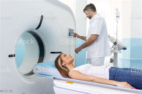 Dokter Kontrol Dan Monitor Mri Atau Ct Scan Dengan Pasien Wanita