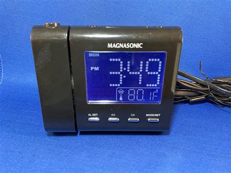 Magnasonic Mm176k Projection Alarm Clock With Am Fm Radio Battery