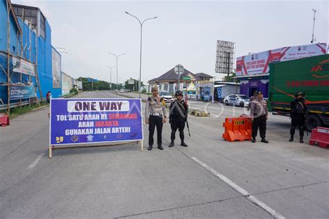 Penutupan Akses Masuk Jalan Tol Dari Arah Jakarta Antara Foto