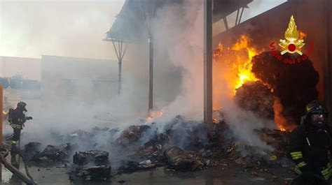 Incendio Nel Deposito Di Ecoballe A Giugliano A Fuoco Plastica E