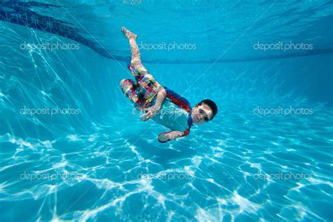 Foto Niño Nadando Bajo El Agua Stock Niño Nadando Bajo El Agua