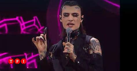 Sanremo Rosa Chemical Sfoggia Un Sex Toy Sul Palco Dell Ariston