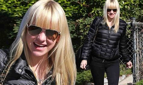 Anna Faris In Black Skinny Jeans As She Enjoys A Solo Breakfast Outing