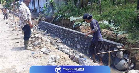 Warga Soroti Penggunaan Material Batu Pada Proyek Pembangunan Parit