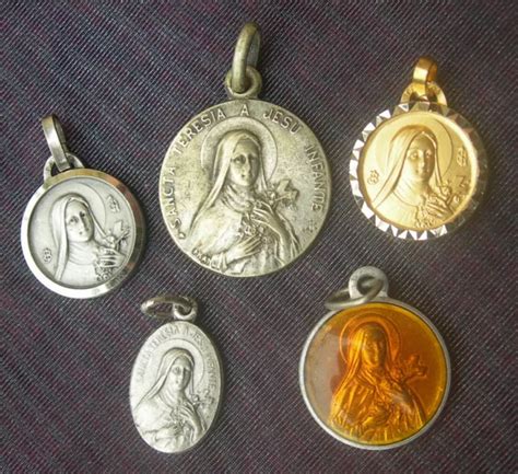 LOT 5 ANCIENNES et différentes MEDAILLES SAINTE THERESE DE LISIEUX EUR