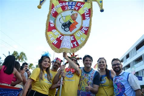 Primeira dama prestigia bloco Portadores da Folia que reúne centenas de