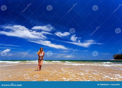 Modelli In Bikini Bianco Che Posa Alla Spiaggia Fotografia Stock