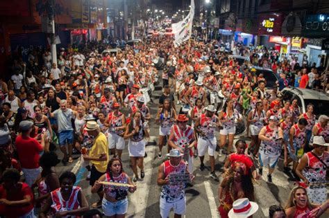 Bloco Tradição Do Morro Do Cruzeiro Agita O Primeiro Dia De Carnaval