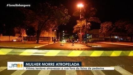 Mulher morre após ser atingida por carro ao descer de táxi no meio de