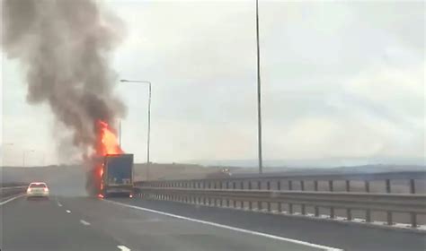 FOTO Incendiu la remorca unui camion pe autostrada A1 Sebeș Sibiu