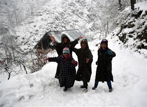 Rain Lashes Jammu Snowfall In Kashmir The Right News