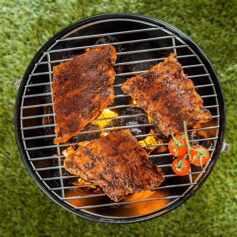 Estantes Deliciosos De La Costilla Que Asan A La Parrilla Sobre Un