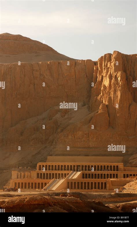 Tempio Mortuario Della Regina Hatshepsut E Scogliere Di Montagna Nella