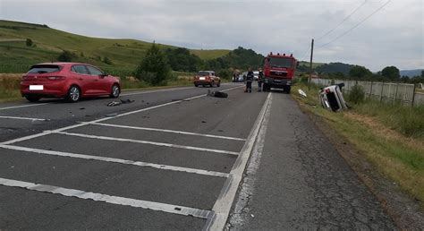 FOTO Doi tineri răniți în urma unui accident dintre o mașină și un