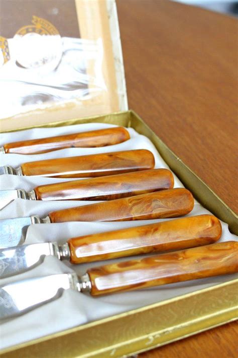 Caramel Bakelite Glo Hill Knives Vintage Set In Pristine Condition